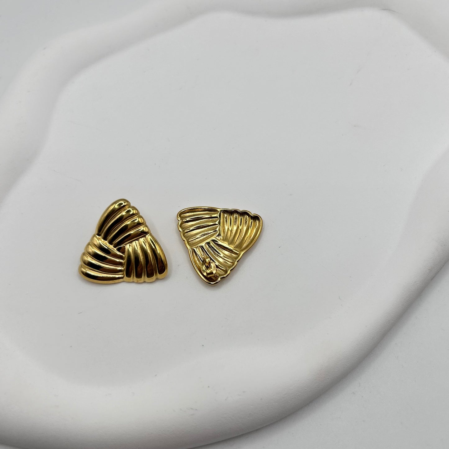 Orecchini triangolo intrecciato